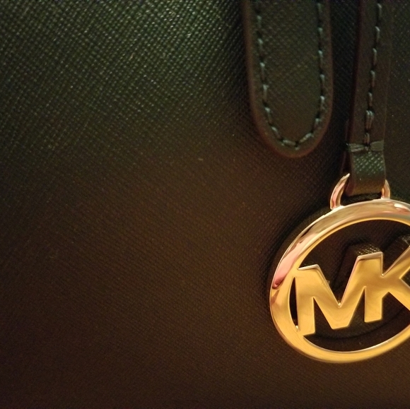Michael kors small hand bag. Green with gold hardware - Picture 3 of 12